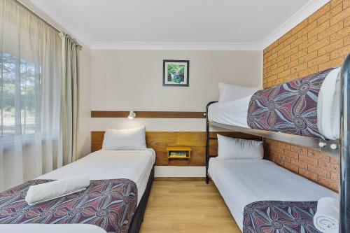 Postel nebo postele na pokoji v ubytování Castlereagh Motor Inn