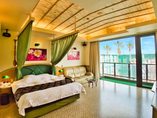 1 dormitorio con cama y vistas al océano en SKY PARADISE スカイパラダイス　ラクエン, en Oita
