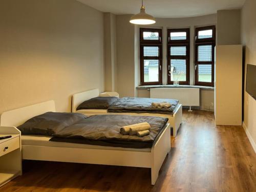 two beds in a room with two windows at Nachbar des Weltkulturerbes Zeche Zollverein! GE1R in Essen