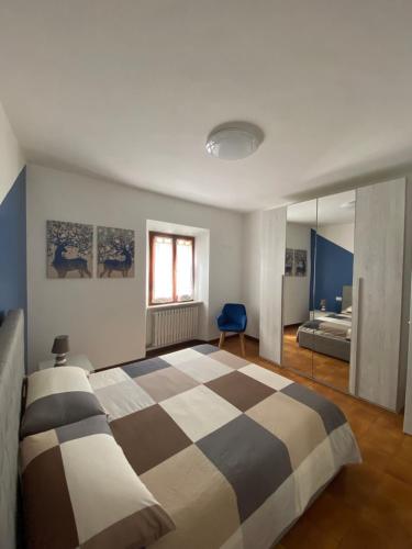 una camera da letto con un letto grande in una stanza di Una notte sul colle a Recanati