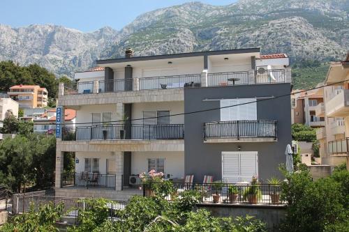 Apartments with parking space Makarska - 21911