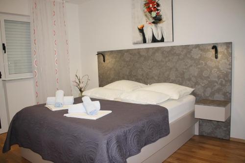 Apartments with parking space Makarska - 21911