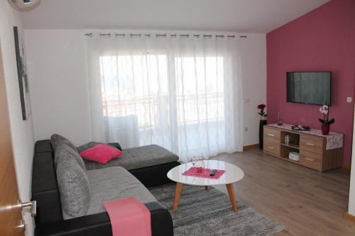 Apartments with parking space Makarska - 21911