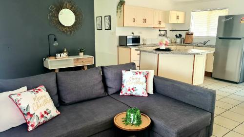 Holiday home with fantastic location في سبرينغوود: غرفة معيشة مع أريكة ومطبخ