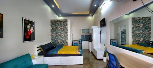 mały pokój z łóżkiem i kanapą w obiekcie SKY HOMESTAY w mieście Buôn Ma Thuột