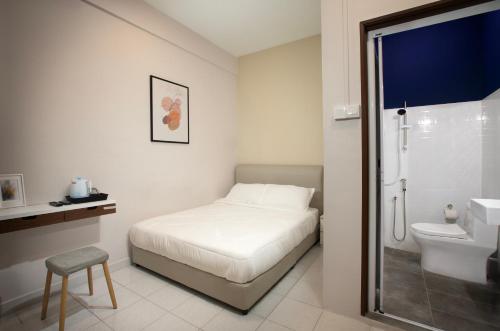 ジョージタウンにあるBrown Mansion CoLivingのベッドルーム(ベッド1台、シンク、トイレ付)
