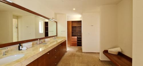 un bagno con un lavandino e un grande specchio di CASA REYES Stunning Rooftop Oceanview a Isla Mujeres