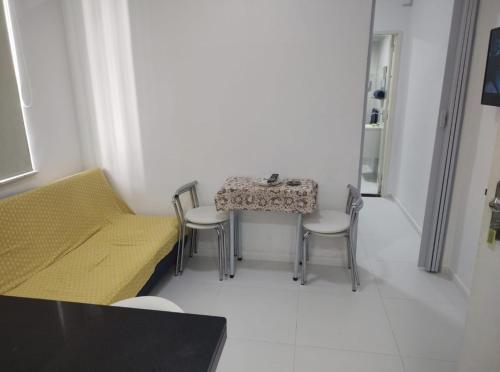Pokój ze stołem, krzesłami i kanapą w obiekcie Copacabana Av princesa isabel y atlantica w mieście Rio de Janeiro