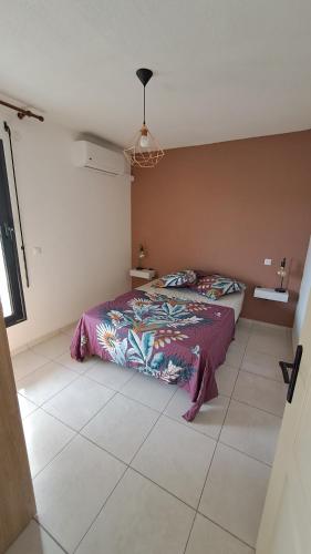 ein Schlafzimmer mit einem Bett in einem Zimmer in der Unterkunft La Kay Cassi in Saint-Pierre