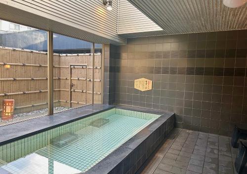 Una gran piscina en una habitación con en APA Hotel TKP Sapporo Eki-Kitaguchi Excellent en Sapporo