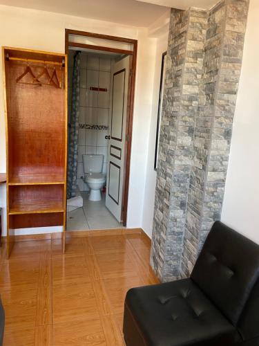 un soggiorno con servizi igienici e divano. di Big Vacation Hostel a Cuzco