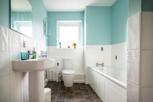 a bathroom with a sink and a toilet and a tub at Manchester Serviced Accomodation NorthernNightzzz - The Gardens in Manchester