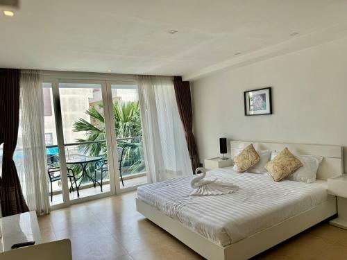 1 dormitorio con 1 cama y balcón en Centara Avenue Residences 1 bedroom Pattaya Center near beach shopping mall en Pattaya Central