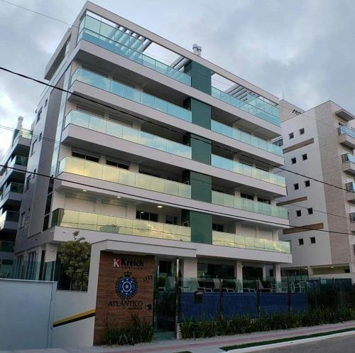 un gran edificio con un cartel delante en Apartamento na Praia de Palmas com garagem, en Governador Celso Ramos