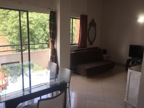 uma sala de estar com um sofá e uma janela em Bueno y amplio apartamento en el barrio mas cool del Mundo , Laureles em Medellín