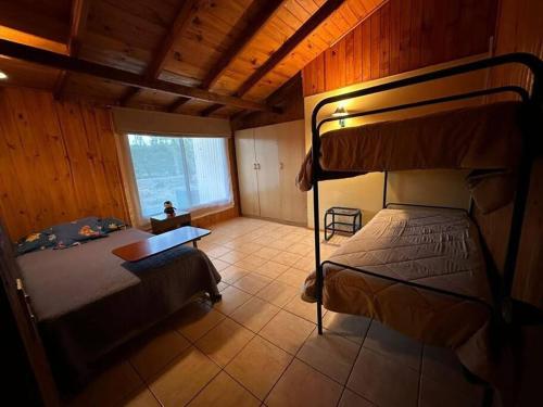 的住宿－Casa Oasis PlayaBosque，一间卧室设有两张双层床和一扇窗户。