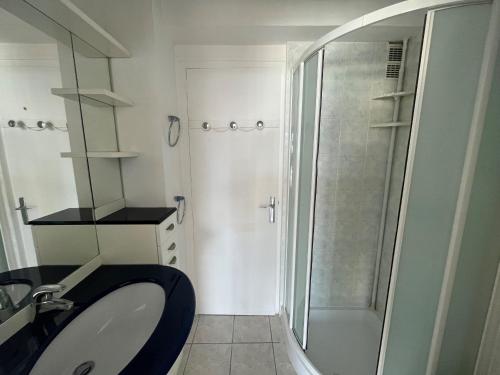 une salle de bain avec une douche, des toilettes et un lavabo dans l'établissement Studio 2 pers accès plage direct, balcon - FR-1-197-584, à Les Sables-dʼOlonne