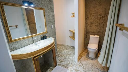 Koupelna v ubytování Serenity Hotel