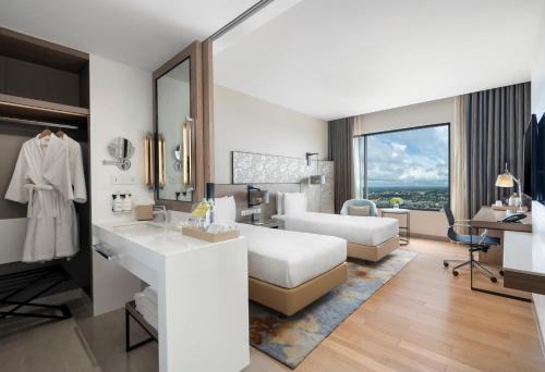 Letto o letti in una camera di Holiday Inn & Suites Rayong City Centre by IHG