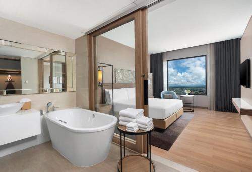 Koupelna v ubytování Holiday Inn & Suites Rayong City Centre by IHG