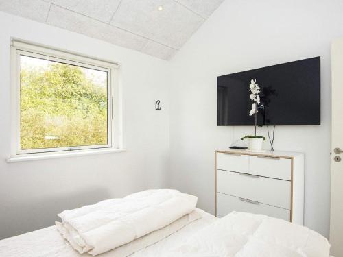um quarto branco com uma cama e uma janela em Holiday home Haderslev XXXVIII em Haderslev