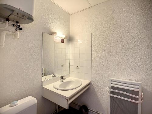 Kúpeľňa v ubytovaní Appartement au cœur de Lamalou-les-Bains, proche thermes et centre-ville, avec balcons et Wifi. - FR-1-451-172