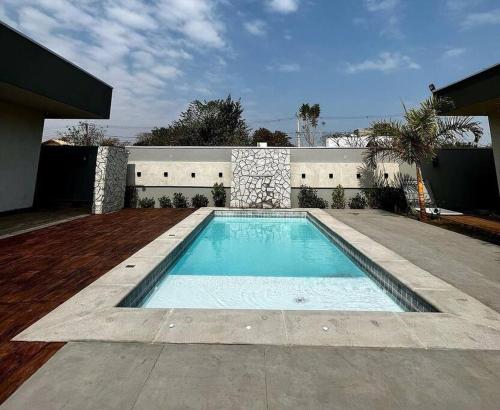 una piscina frente a una casa en Reserve agora e viva uma experiência inesquecível! en Bonito