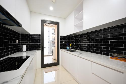 Η κουζίνα ή μικρή κουζίνα στο Hà Đô Q10 2PN-3PN 2WC- Khoa Home