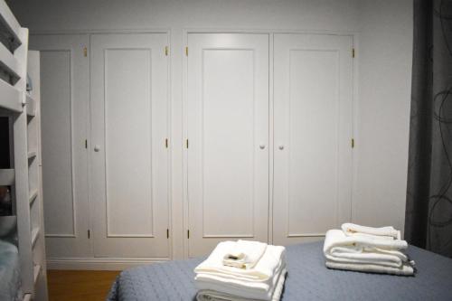 En eller flere senge i et værelse på Bella's Hideaway
