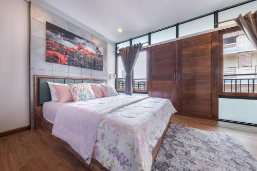 Postel nebo postele na pokoji v ubytování Thananya Apartment