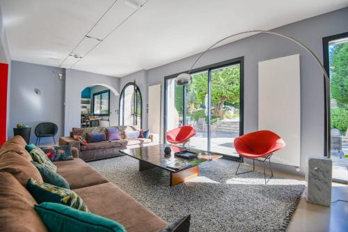 a living room with a couch and a table at Villa Notre-Dame - Piscine parking 4 chambres in Marseille