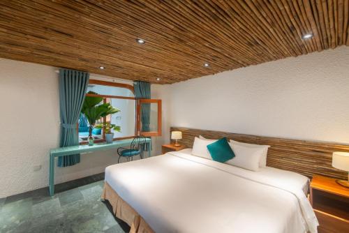 een slaapkamer met een groot wit bed en een raam bij Maple Hotel & Apartment in Nha Trang