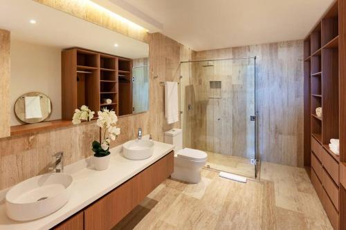 een badkamer met 2 wastafels en een douche bij Luxurious Ocean View Apartment in Cabo San Lucas