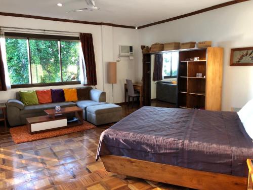 sala de estar con cama y sofá en Argonauta Boracay Apartment Suites and Villas en Boracay