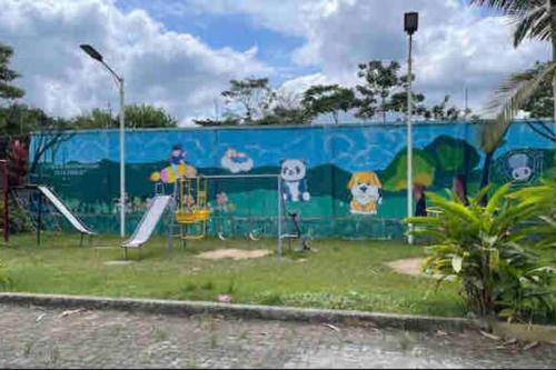 a mural on a wall at a playground at departamento con piscina y áreas sociales in Santo Domingo de los Colorados
