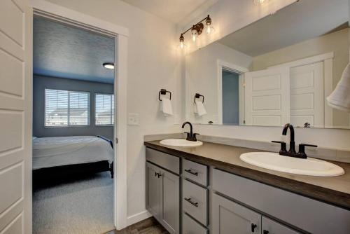 a bathroom with two sinks and a bedroom at Countryside Classic in Nampa