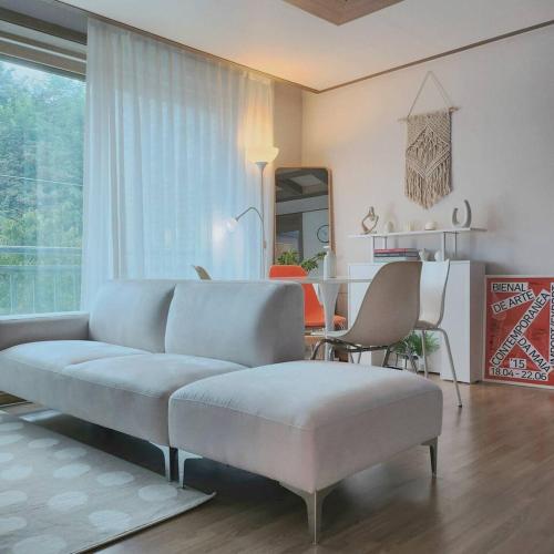 ein Wohnzimmer mit einem Sofa und einem Tisch in der Unterkunft Uijeongbu Stay Yung Eulji Uni Hospital 4min in Uijeongbu
