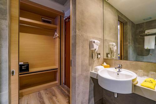 bagno con lavandino e specchio di Yello Hotel Harbour Bay a Nagoya