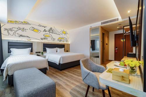名古屋的住宿－Yello Hotel Harbour Bay，酒店客房配有两张床和一张书桌