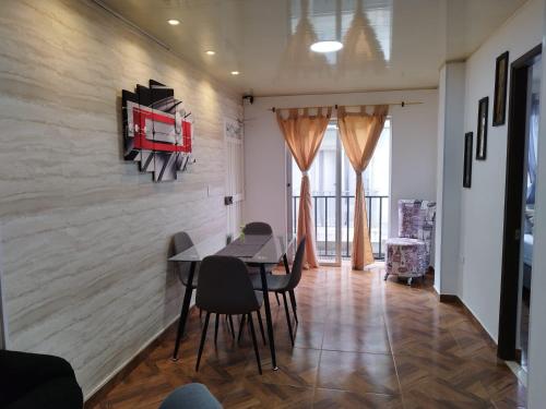 a dining room with a table and chairs at APARTAMENTO BALCON DE LA ESPERANZA GUATAPE in Guatapé