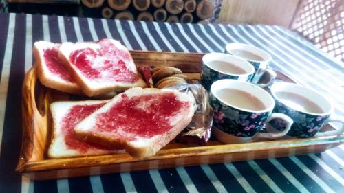 una bandeja de tostadas y tazas de café en una mesa en B ,heritage luxury houseboat, en Srinagar