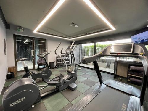 un gimnasio con dos máquinas de correr y una cinta de correr en PASSA Hotel Bangkok, en Bangkok