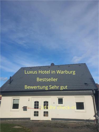 um edifício com uma placa no topo em Müller-Luxus-Hotel em Warburg