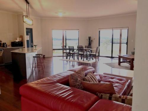 Χώρος καθιστικού στο Nannup Rise Holiday Home