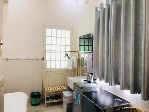 uma casa de banho com um lavatório e um chuveiro em Huy Hoàng Motel - Cần Thơ em Can Tho