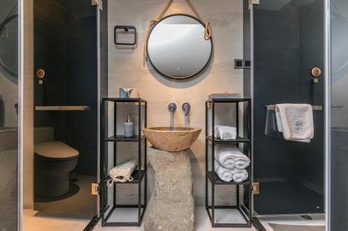 ein Bad mit einem Waschbecken und einem Spiegel in der Unterkunft Hangshe Hostel Fuzhou in Fuzhou