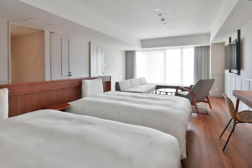 Postel nebo postele na pokoji v ubytování Lequ Okinawa Chatan Spa ＆ Resort