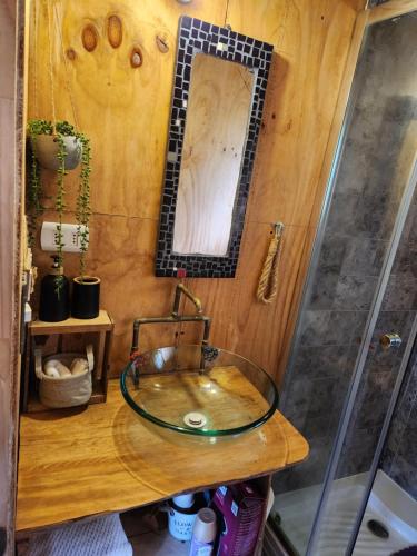 ein Badezimmer mit einem Glaswaschbecken auf einer Holztheke in der Unterkunft Cabañas&tinajas en Molulco-Pureo-Natri,Compu in Compu