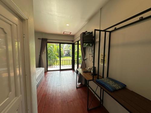 Imagen de la galería de Koh Jum Bungalow & Hostel, en Ko Jum