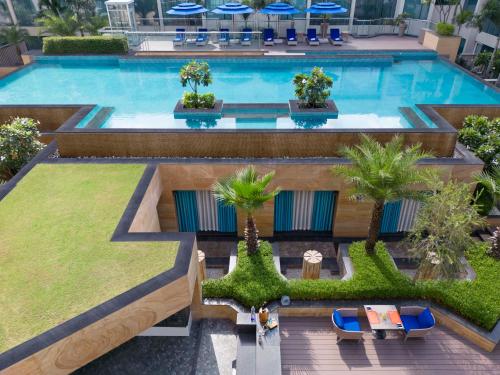 una vista aérea de una piscina con palmeras en InterContinental Jaipur Tonk Road, an IHG Hotel en Jaipur